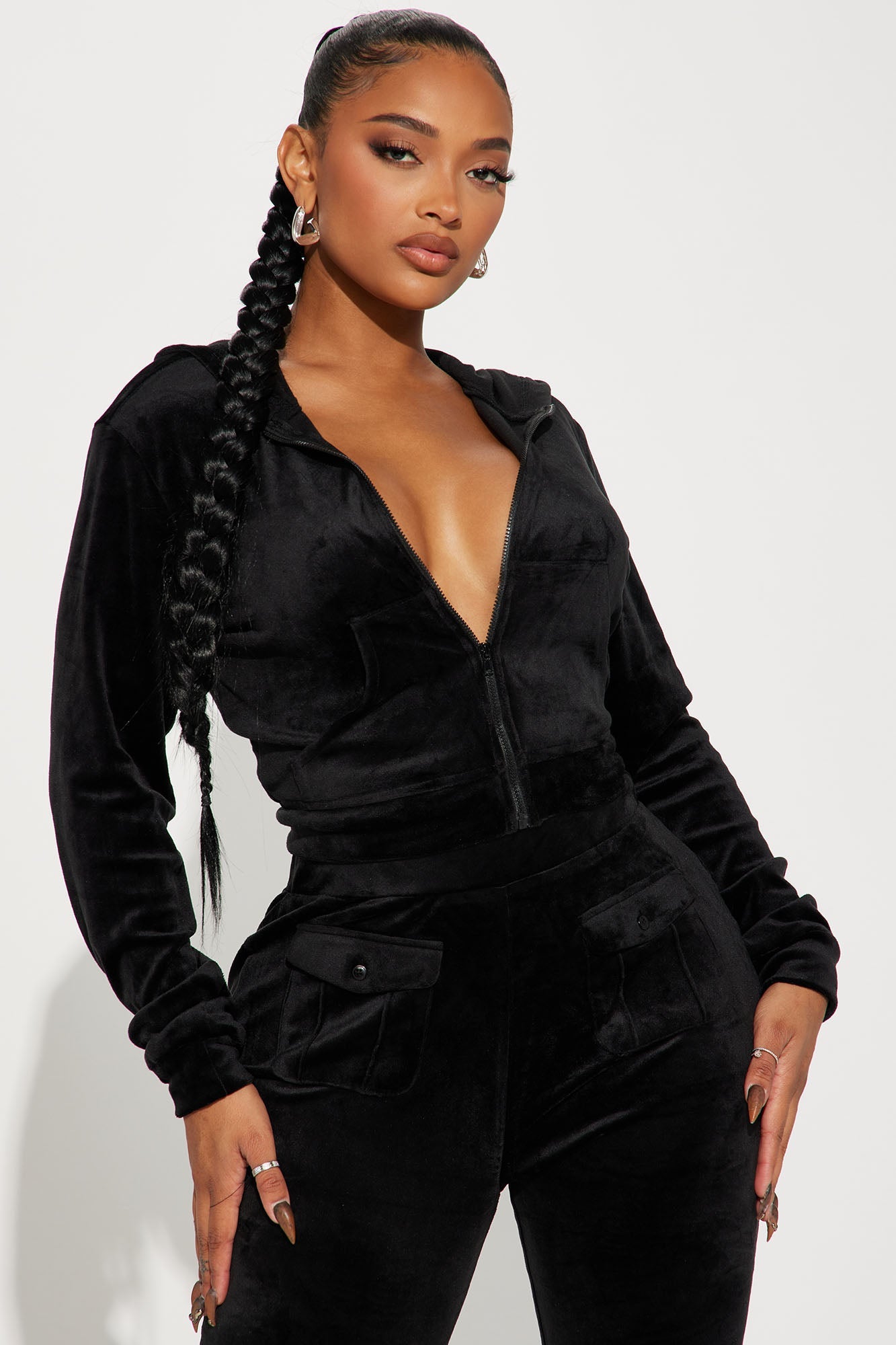 https://cdn.shopify.com/s/files/1/0293/9277/files/10-23-23Studio1_CB_PC_15-25-26_59_202307012SET_Black_2671_MR.jpg?v=1698772322