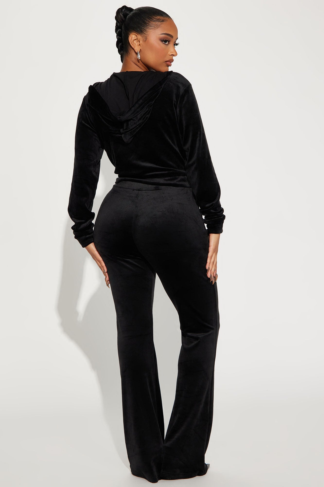 https://cdn.shopify.com/s/files/1/0293/9277/files/10-23-23Studio1_CB_PC_15-25-40_59_202307012SET_Black_2674_MR.jpg?v=1698772322