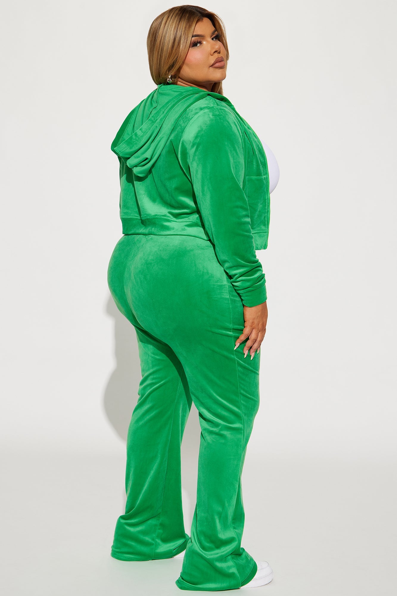 https://cdn.shopify.com/s/files/1/0293/9277/files/10-25-23Studio3_CB_IM_15-01-58_48_202307012SET_Kellygreen_5073_PLUS_PXF.jpg?v=1698878192