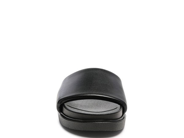 MOULDED BLACK & WHITE MINIMILIST FASHION POOL SLIDES72C0C8CD184B01133D1C0995F5E918EB/15590837_d8f033b5-7077-47e6-971a-104712a64256.jpg