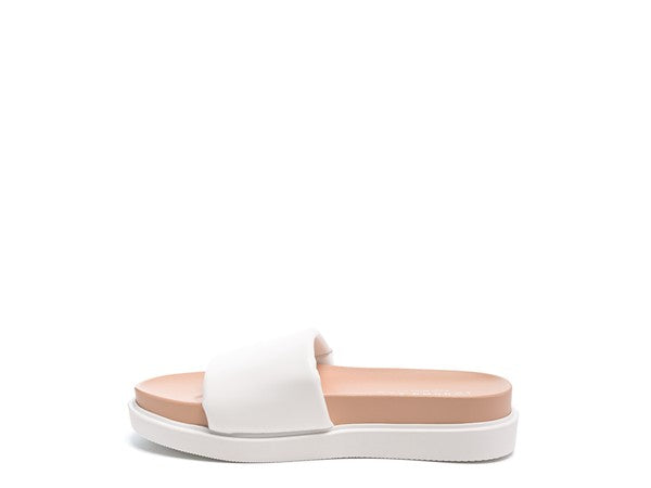 MOULDED BLACK & WHITE MINIMILIST FASHION POOL SLIDES72C0C8CD184B01133D1C0995F5E918EB/15590837_e6f97995-c63e-4eff-bd81-4063691798ba.jpg