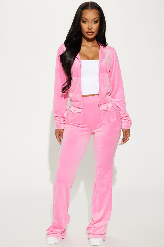 https://cdn.shopify.com/s/files/1/0293/9277/files/10-28-23Studio2_KJ_RL_13-29-27_50_202307012SET_Pink_69178_DG.jpg?v=1699048488