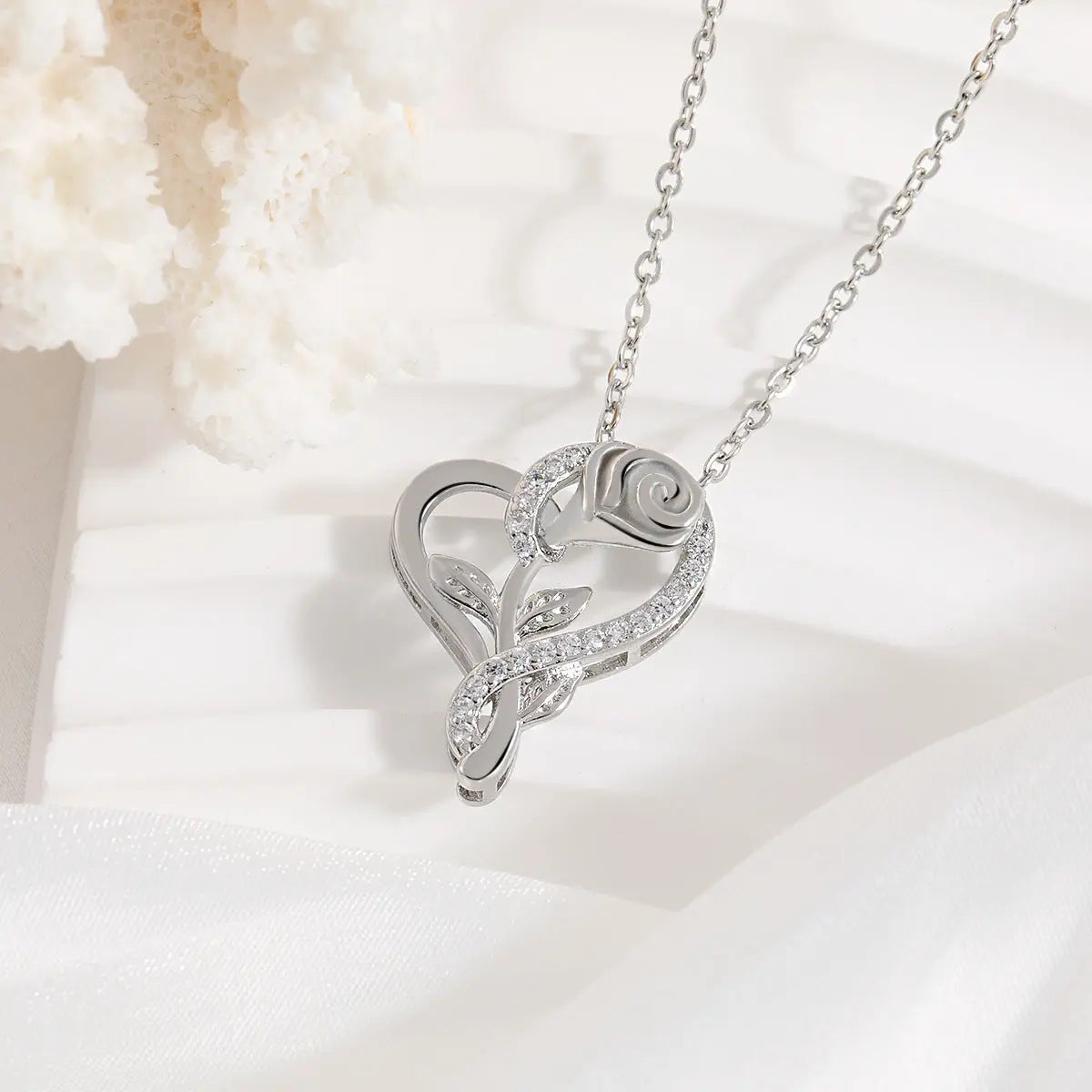 Heart-shaped rose necklace - The Aurora Touch
