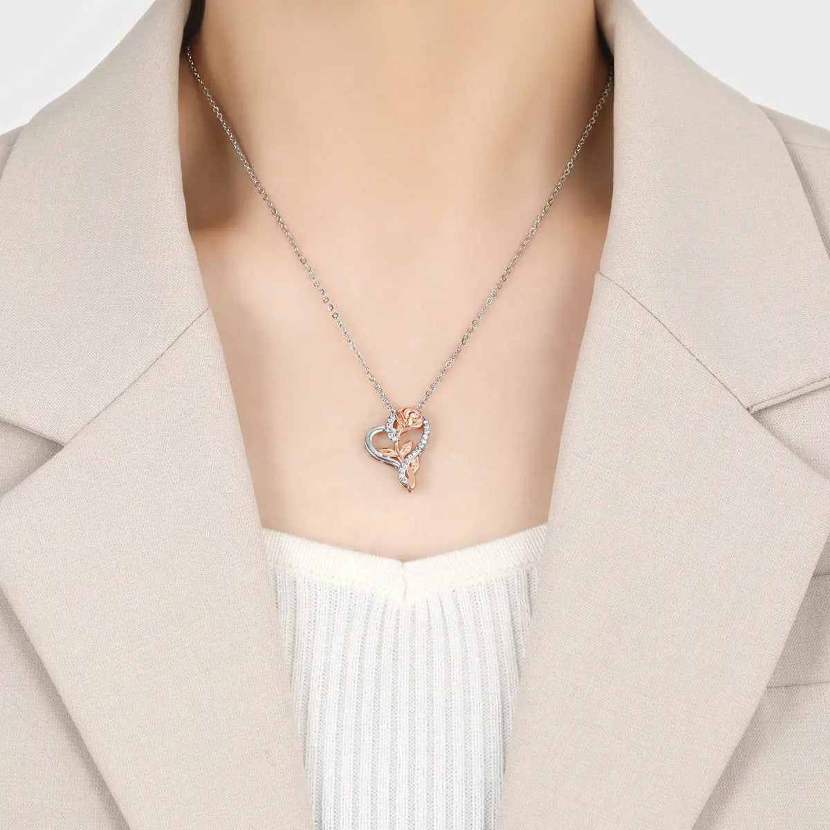 Heart-shaped rose necklace - The Aurora Touch