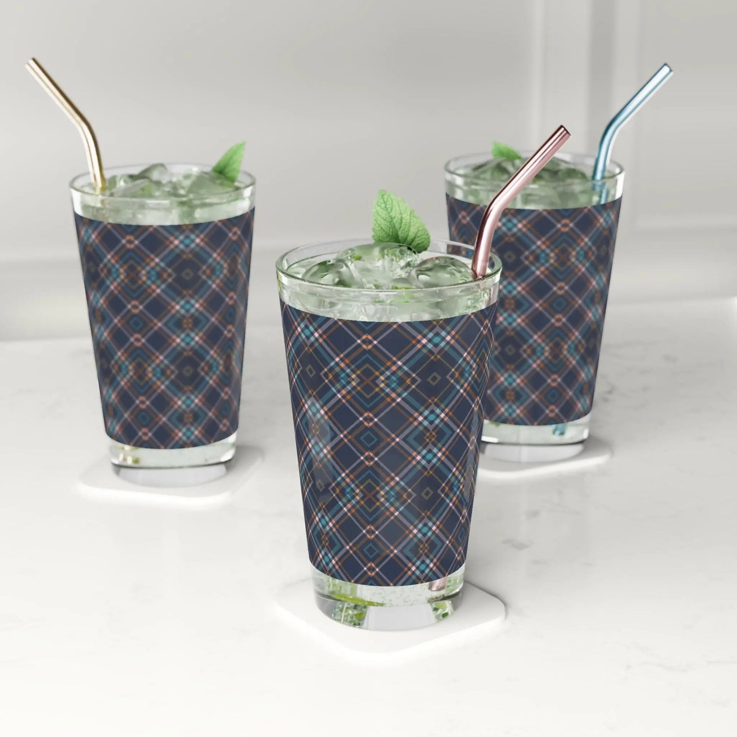 Plaid Design Pint Glass, 16oz - Perfect for Parties, BBQs, Home Bars, Gifts, and Celebrations, Unique Drinkware